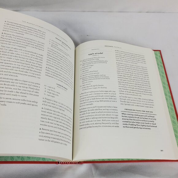 The Martha Stewart Living Christmas Cookbook by Martha Stewart Hardback - Picture 9 of 10